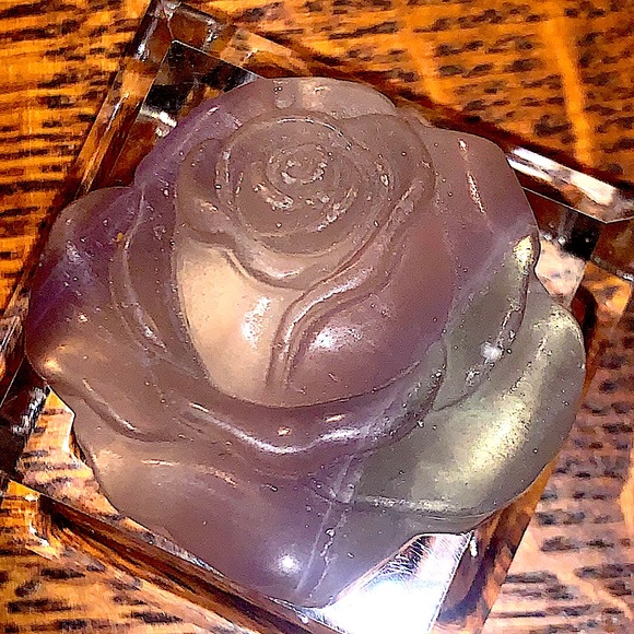 FLUORITE ROSE CARVED NEW HEALING STONE LIGHT LAVENDER - Picture 2 of 6